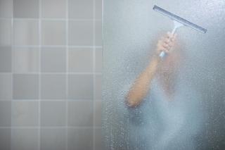Odlotowy sposób na wilgoć w łazience. Powieś to w okolicy prysznica, pozbędziesz się wilgoci raz na zawsze