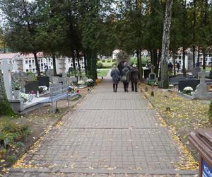 Tłumy na cmentarzu przy ul. Poprzecznej. Olsztynianie odwiedzają groby bliskich [ZDJĘCIA]