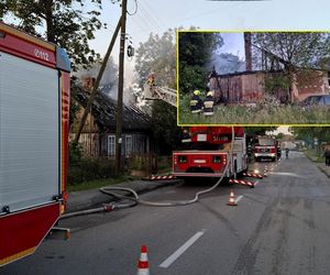 Podpalił dawną szkołę, pożar objął dom staruszka! Strażacy ruszyli na pomoc [ZDJĘCIA]