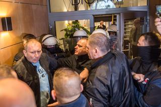 Związkowcy chcieli zamurować biuro Morawieckiego. Doszło do przepychanek z policją