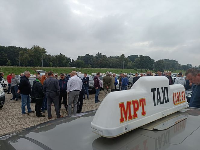 Tak wyglądał protest taksówkarzy w Warszawie. Boją się o swoje wypłaty!