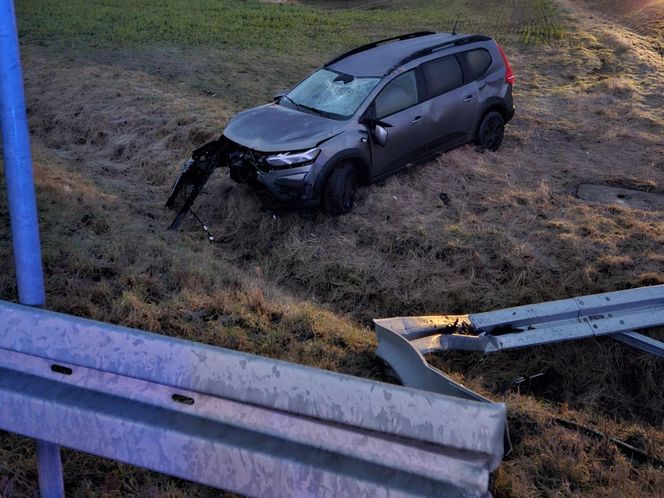 Kierujący dacią dachował w rowie. Wypadek na DK12 niedaleko Borku