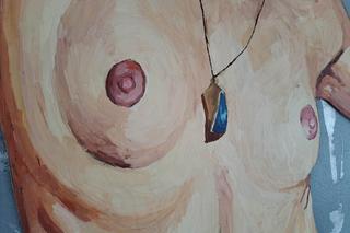 Naga kobieta uprawia jogę na lubelskim miasteczku akademickim. To kolejna praca Żbika