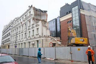 Wyburzanie budynku na ul. Dzielnej 58 w Warszawie 9.01.2025