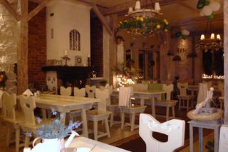 Zajazd Rzepicha - w głębi widać kominek