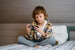 Brak telefonu korzystny dla młodzieży! 3 lata bez smartfona działa cuda. Polska zainteresowana