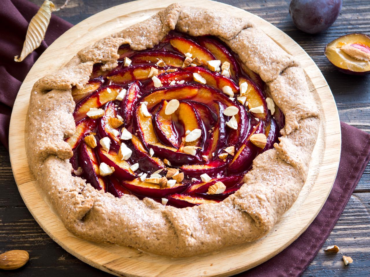 Wiejski placek ze śliwkami: przepis na francuskie ciasto galette