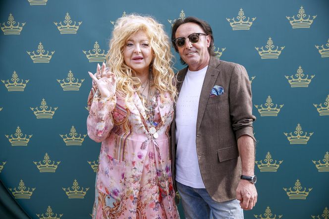 Różowiutka Magda Gessler wdzięczy się jak mała dziewczynka. I włoski jakby jaśniejsze...