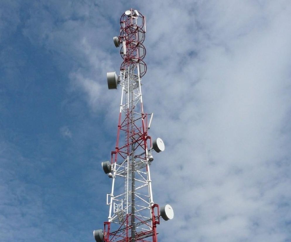 Młodzi ryzykanci wspięli się na maszt telekomunikacyjny. Małpowali filmiki z internetu