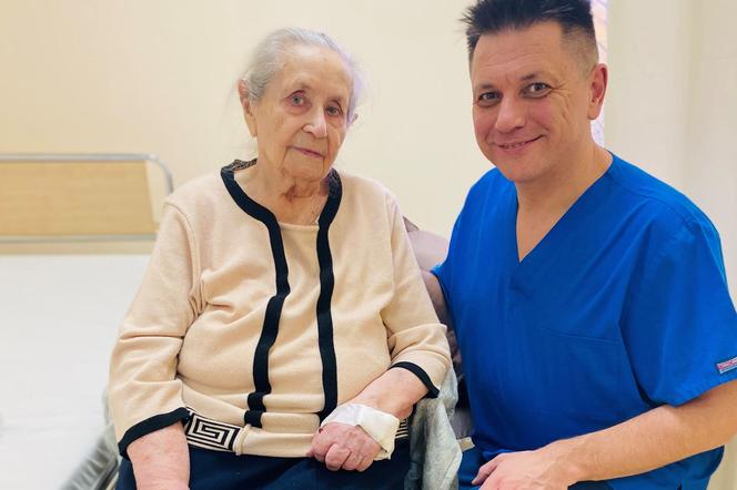 Polscy lekarze wszczepili 102-latce rozrusznik serca. Wiek to tylko liczba. Na zdjęciu: Pani Lilianna i dr n. med. Jakub Foryś