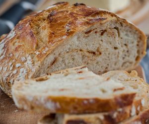 Chleb z garnka z suszonymi pomidorami i oliwkami. Jego sekretem jest czas wyrastania