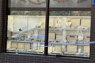 Zuchwała kradzież biżuterii. Nieznani sprawcy rozbili witrynę i okradli jubilera. Trwa obława