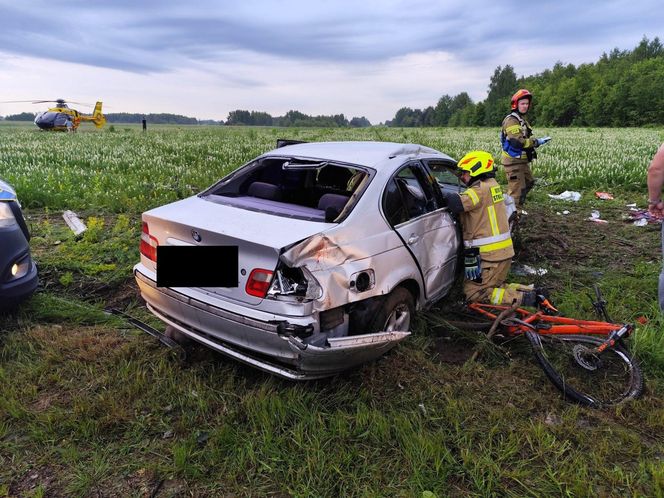 BMW wypadło z drogi i wjechało w grupę nastolatków! Dwóch z nich walczy o życie [ZDJĘCIA]