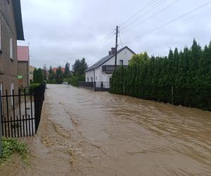 Zagrożenie powodziowe. Głuchołazy. Woda przelała się przez wały. Zalewa miasto