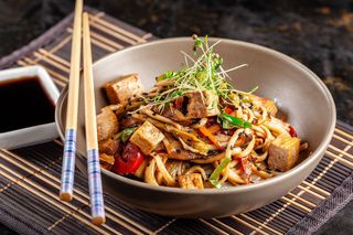 Obłędny stir fry z wędzonym tofu i warzywami. Obiad dla 2 osób gotowy w 15 minut 