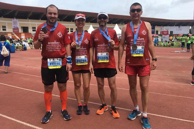 Szakale Bałut na maratonie w Indiach