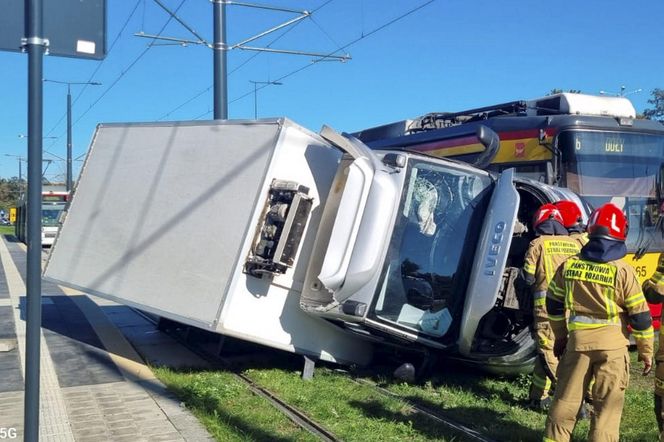  Łódź. Tramwaj zderzył się z dostawczym Iveco. Trzy osoby ranne w wypadku [ZDJĘCIA]