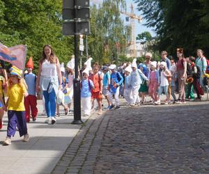 Dni Bajki 2024. W centrum Olsztyna zrobiło się bajkowo. Dzieci przejęły władzę nad miastem [ZDJĘCIA]