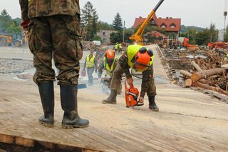 Powódź 2024. W Głuzołazach powstanie most tymczasowy. Wojsko, drogowcy i mieszkańcy sprzątają miasto