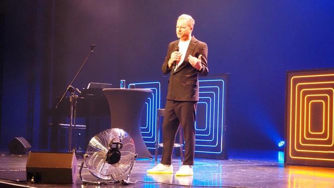 Maciek Stuhr w stand up-ie w Teatrze Rozrywki w Chorzowie