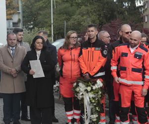 Biała Podlaska. Odsłonięcie tablicy poświęconej ratownikowi medycznemu. 64-latek został śmiertelnie dźgnięty nożem na służbie [ZDJĘCIA]