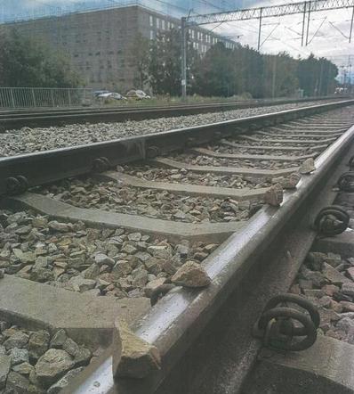 Zabawa mogła się źle skończyć. Ukraińscy nastolatkowie układali kamienie na torach