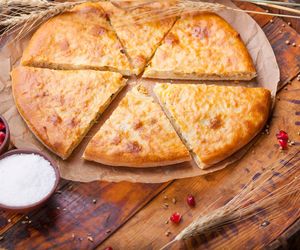 Leniwe chaczapuri z patelni: sprytny przepis na gruziński placek serowy 