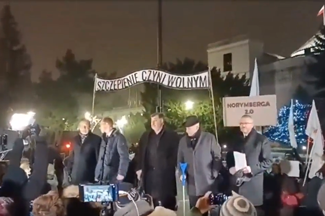 Baner Szczepienie czyni wolnym na manifestacji posłów Konfederacji. Jest komentarz Muzeum Auschwitz