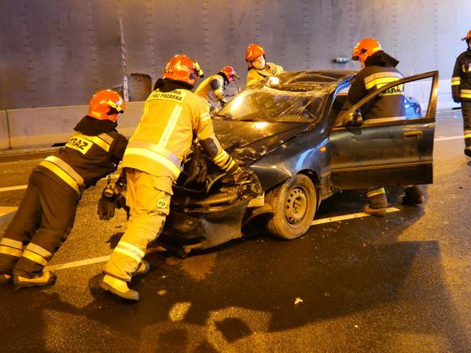 Wypadek tuż przy POW! Kierowca odbił się od barierek 