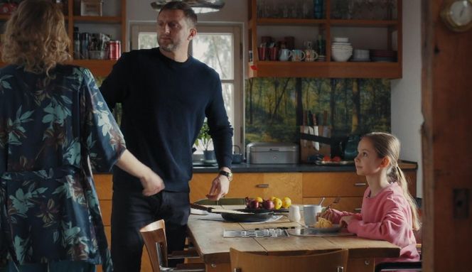 M jak miłość odc. 1869. Hania (Wiktoria Basik), Bartek (Arkadiusz Smoleński), Natalka (Dominika Suchecka)