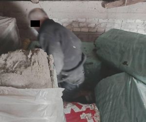 Poszukiwany Łukowianin ukrył się przed policją w balach wełny mineralnej