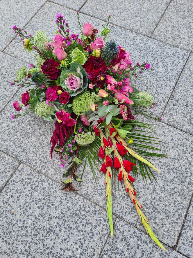 Chryzantemy wciąż drogie? Ekspert od kwiatów wyjaśnia, dlaczego ceny rosną i jak udekorować grób bez przepłacania