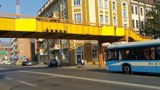 Tir zahaczył o kładkę nad drogą!