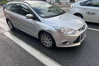 Potrącenie trzech nastolatek w centrum Warszawy. Kierowca wyjeżdżał z parkingu