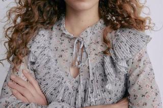 Ta piękna sukienka z promocji Reserved to hit tego sezonu. Dzieło sztuki. Będziesz wyglądać w niej zjawiskowo i oczarujesz towarzystwo. Kosztuje mniej niż 90 zł 