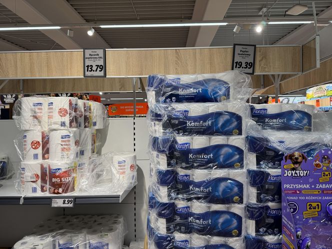 W polskim Lidlu taki sam ręcznik papierowy kosztuje 13,79 zł