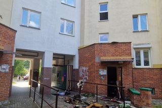 Łódź. Wybuch i pożar w mieszkaniu. 72-letni mieszkaniec usłyszał zarzuty [ZDJĘCIA].