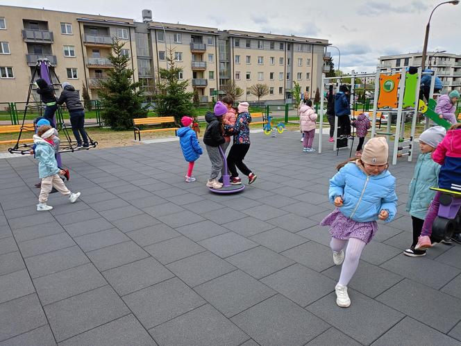 Nowy plac zabaw przy SP nr 8 w Siedlcach jest ogólnodostępny dla wszystkich mieszkańców miasta i dostosowany do potrzeb osób z niepełnosprawnością ruchową