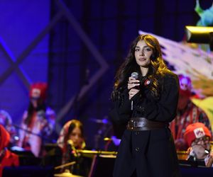 Steczkowska w czerwieni i Margaret w futrze. Tak gwiazdy wystroiły się na koncert 11 listopada [GALERIA]