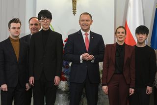 Marta Nawrocka w ponadczasowym stroju spotkała się z finalistami Konkursu Chopinowskiego. Idealny wybór dla każdej kobiety