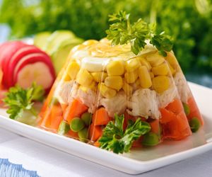 Galaretka z kurczakiem, warzywami i jajkiem: przepis na auszpik z drobiu [WIDEO]