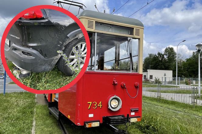 Zderzenie zabytkowego tramwaju z samochodem. Autem jechał ojciec z dzieckiem