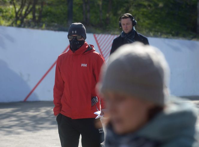 Człowiek w masce na ulicy Warszawy 25.03.2020