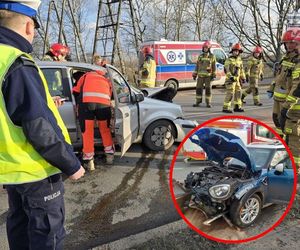 Kierująca straciła przytomność i doprowadziła do czołowego zderzenia. Trzy osoby poszkodowane