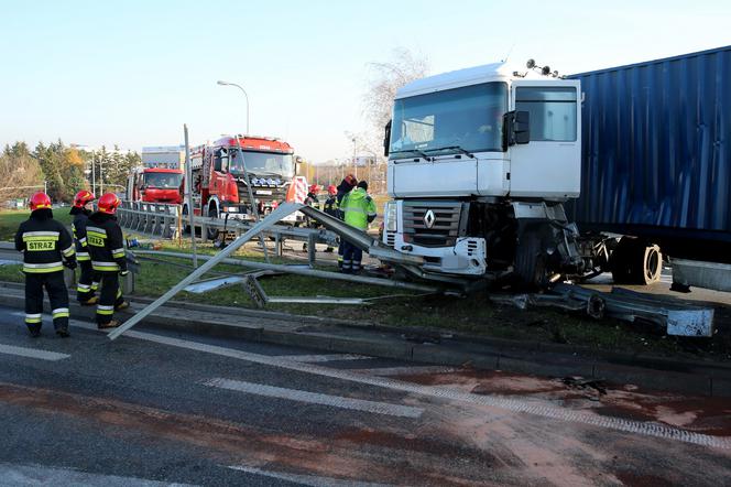 Wypadek TIRA na trasie Siekierkowskiej