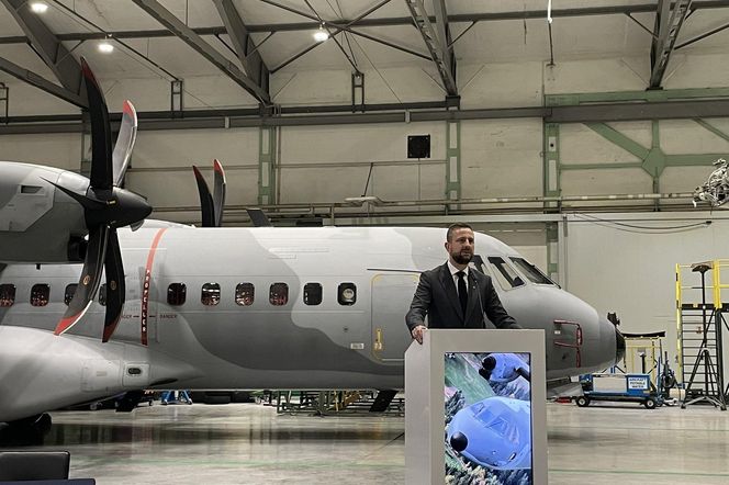 Minister Kosiniak-Kamysz na tle C295M