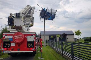 Trampolina na słupie, zalane obiekty i ulice. Pracowita noc strażaków