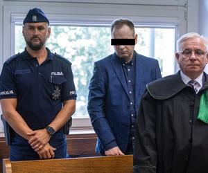 Z dwoma nożami rzucił się na matkę