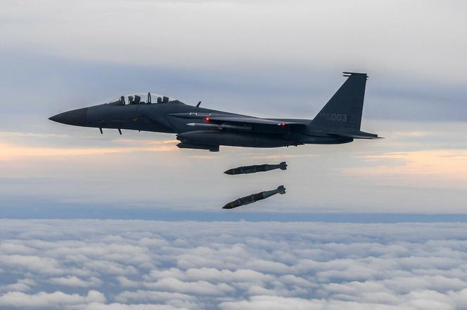 Pociski JDAM-ER zrzucane z pokładu myśliwca F-15K