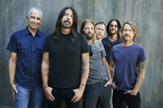 Shane Hawkins zagrał na bębnach prawdziwy ulubiony numer Foo Fighters swojego ojca. To nie Aurora